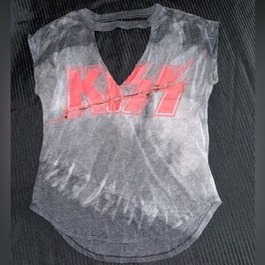 Graphic band t-shirt with cutout “KISS”